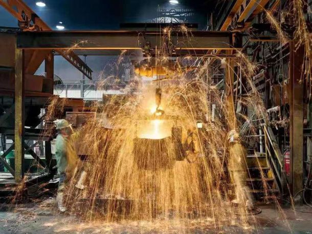 加入嘉碳品牌增碳劑后，工人將鋼水注入鋼琴骨架模具中