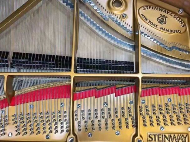 高品質(zhì)鋼琴配件上精致的LOGO，做工的嚴(yán)苛以及對(duì)品質(zhì)的追求可見(jiàn)一斑