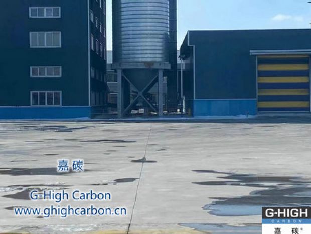 嘉碳生產(chǎn)部在崗人員迅速行動(dòng)，完成廠區(qū)積雪清理